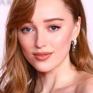 تصویر هنرمند Phoebe Dynevor
