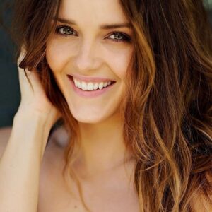 تصویر هنرمند Rebecca Breeds
