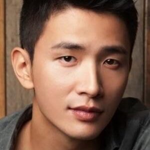 تصویر هنرمند Lee Yong-joo