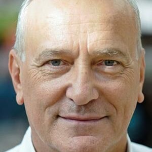 تصویر هنرمند Simon Greenall