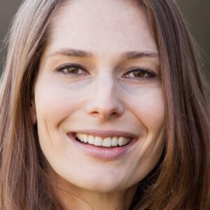 تصویر هنرمند Geneva Robertson-Dworet