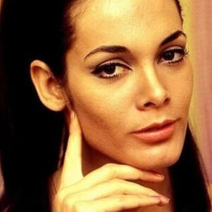 تصویر هنرمند Martine Beswick