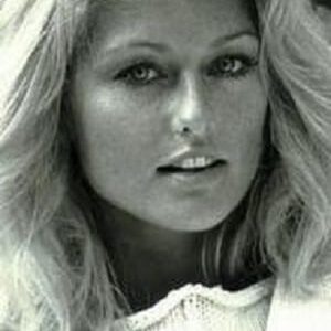 تصویر هنرمند Mary Stavin