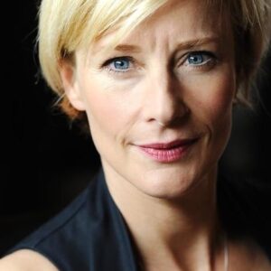 تصویر هنرمند Julia Farino