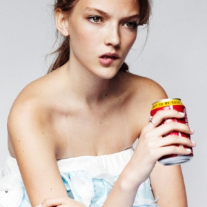 تصویر هنرمند Allie Lewis