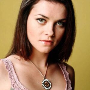 تصویر هنرمند Holly Davidson