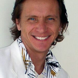 تصویر هنرمند Val Ovtcharov