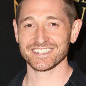 تصویر هنرمند Lucas Neff