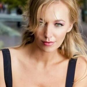 تصویر هنرمند Hayley-Marie Coppin