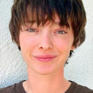 تصویر هنرمند Emma Dumont