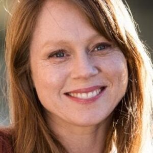 تصویر هنرمند Hayley McElhinney