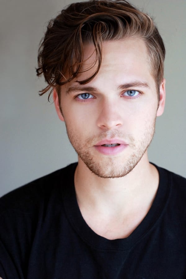 تصویر هنرمند Alexander Calvert