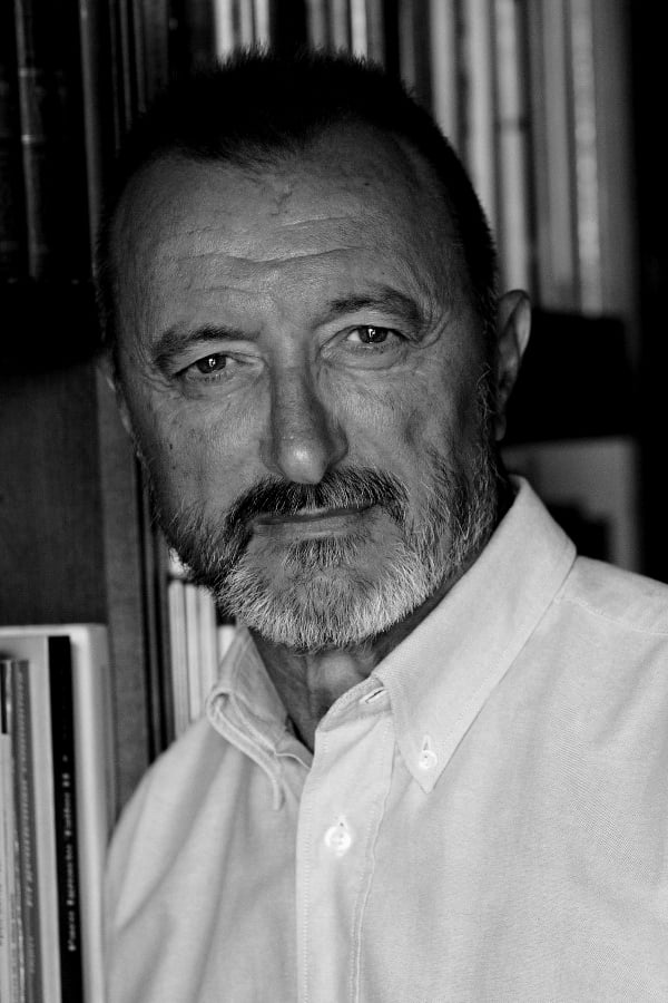 تصویر هنرمند Arturo Pérez-Reverte