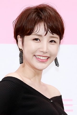 تصویر هنرمند Yoon Jin-yi
