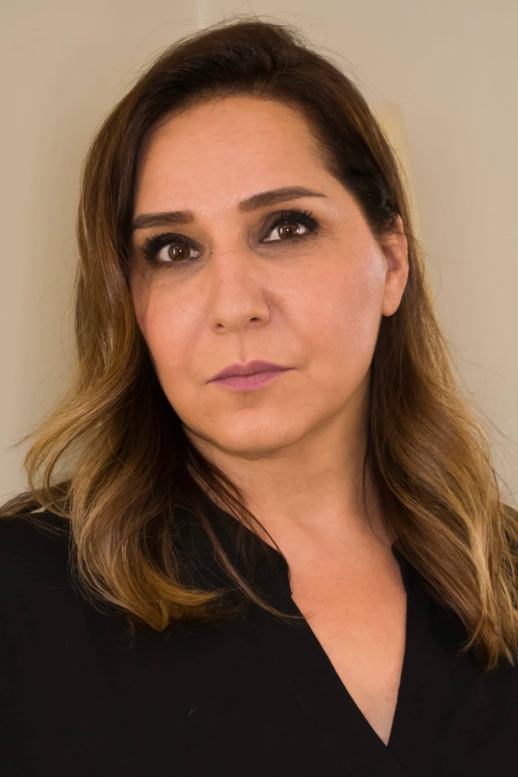 تصویر هنرمند Gülhan Tekin