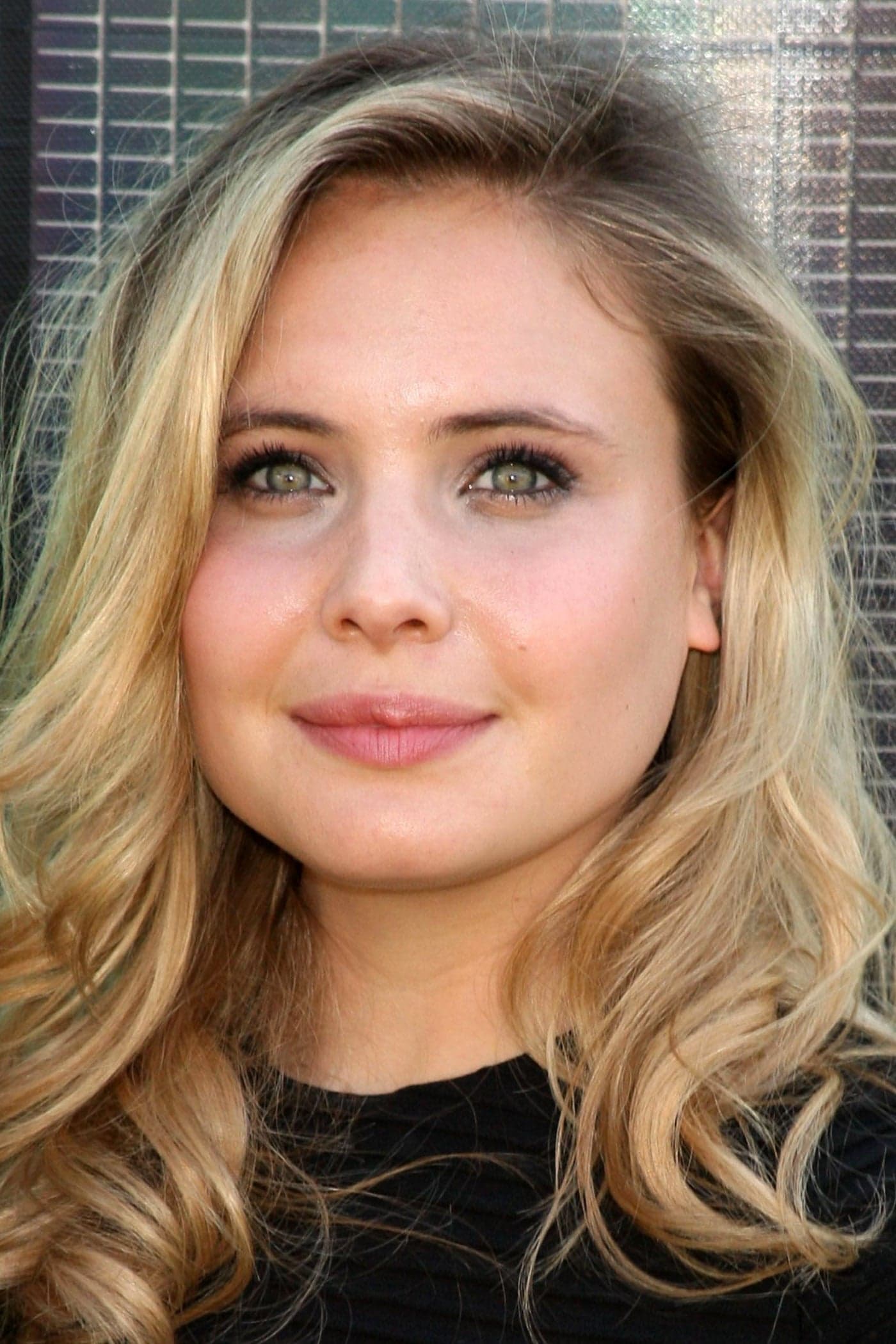تصویر هنرمند Leah Pipes