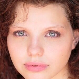 تصویر هنرمند Chloë Levine