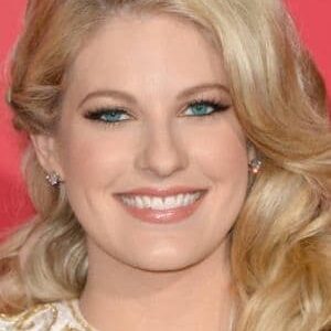 تصویر هنرمند Stephanie Leigh Schlund