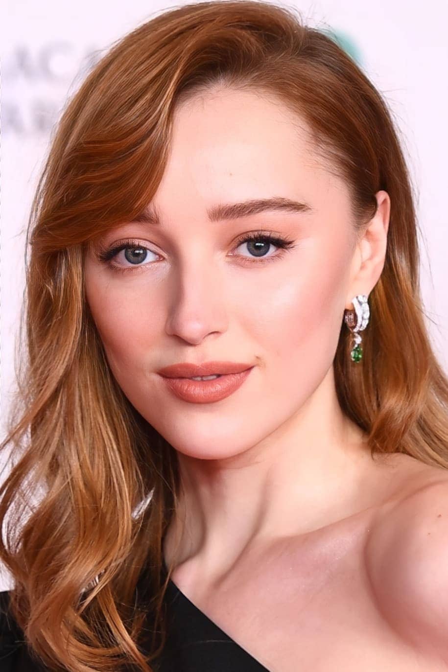 تصویر هنرمند Phoebe Dynevor