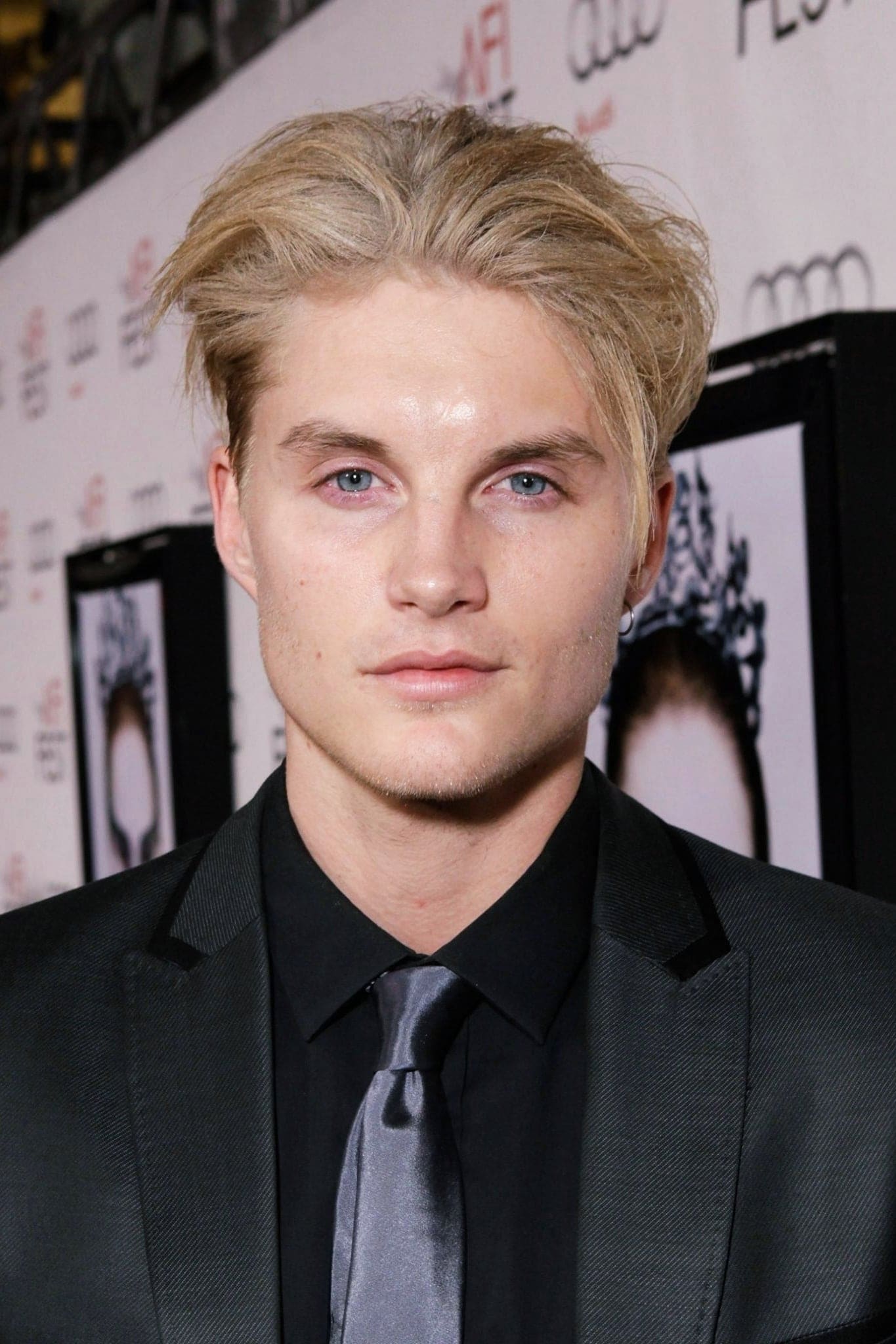 تصویر هنرمند Toby Hemingway