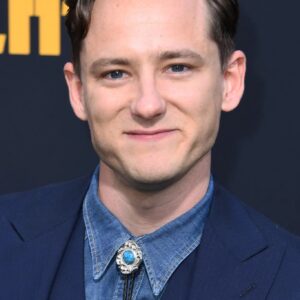 تصویر هنرمند Lewis Pullman