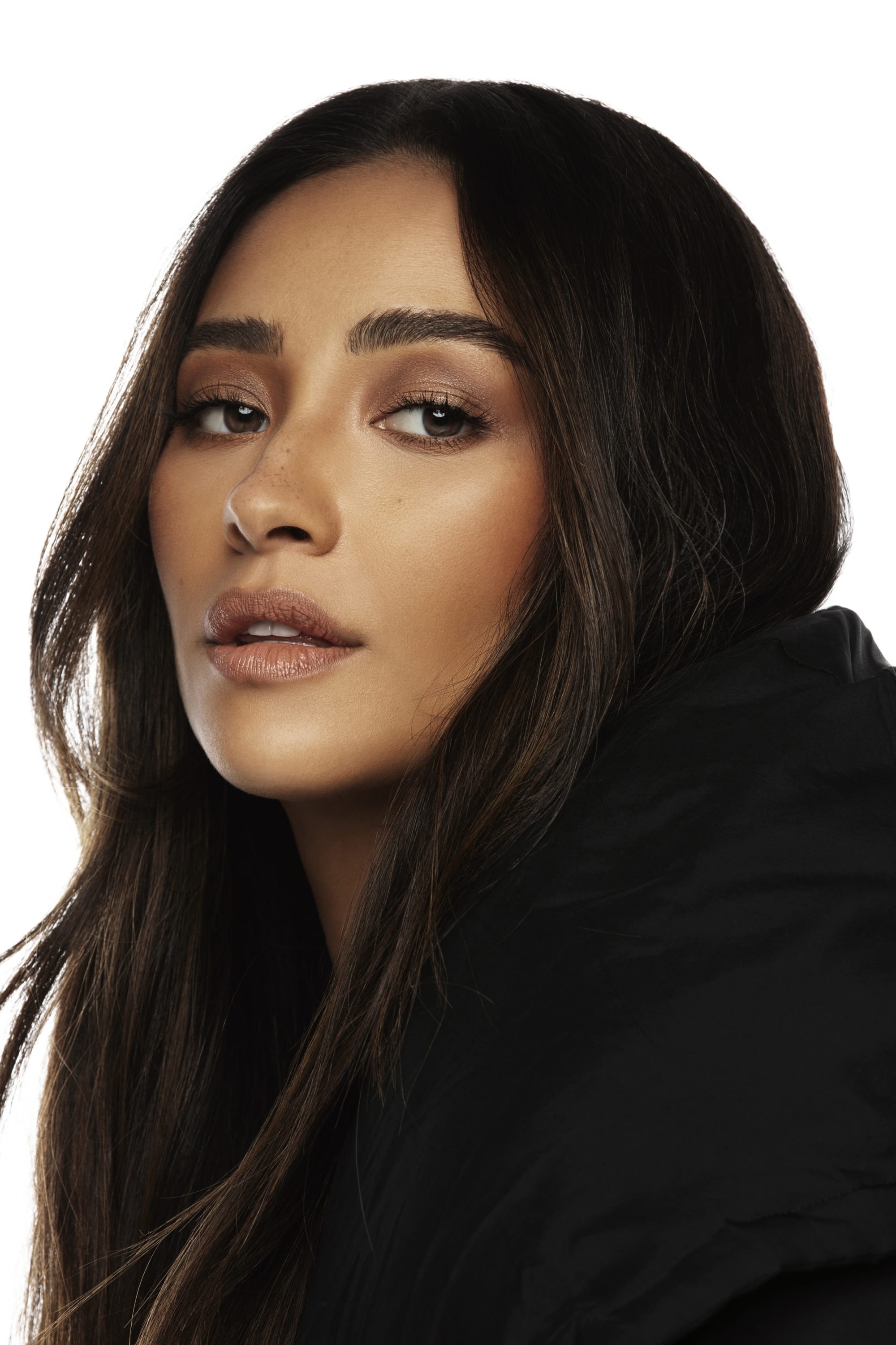 تصویر هنرمند Shay Mitchell