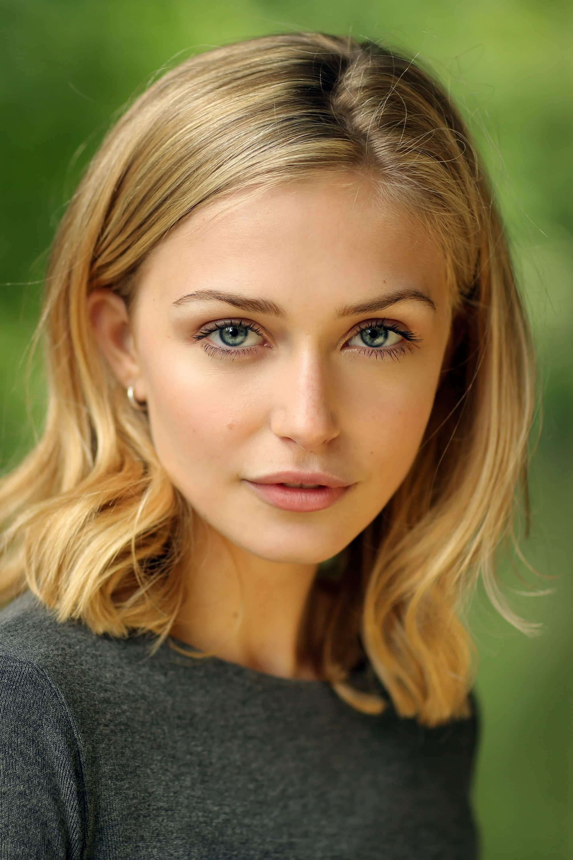 تصویر هنرمند Sophie Simnett