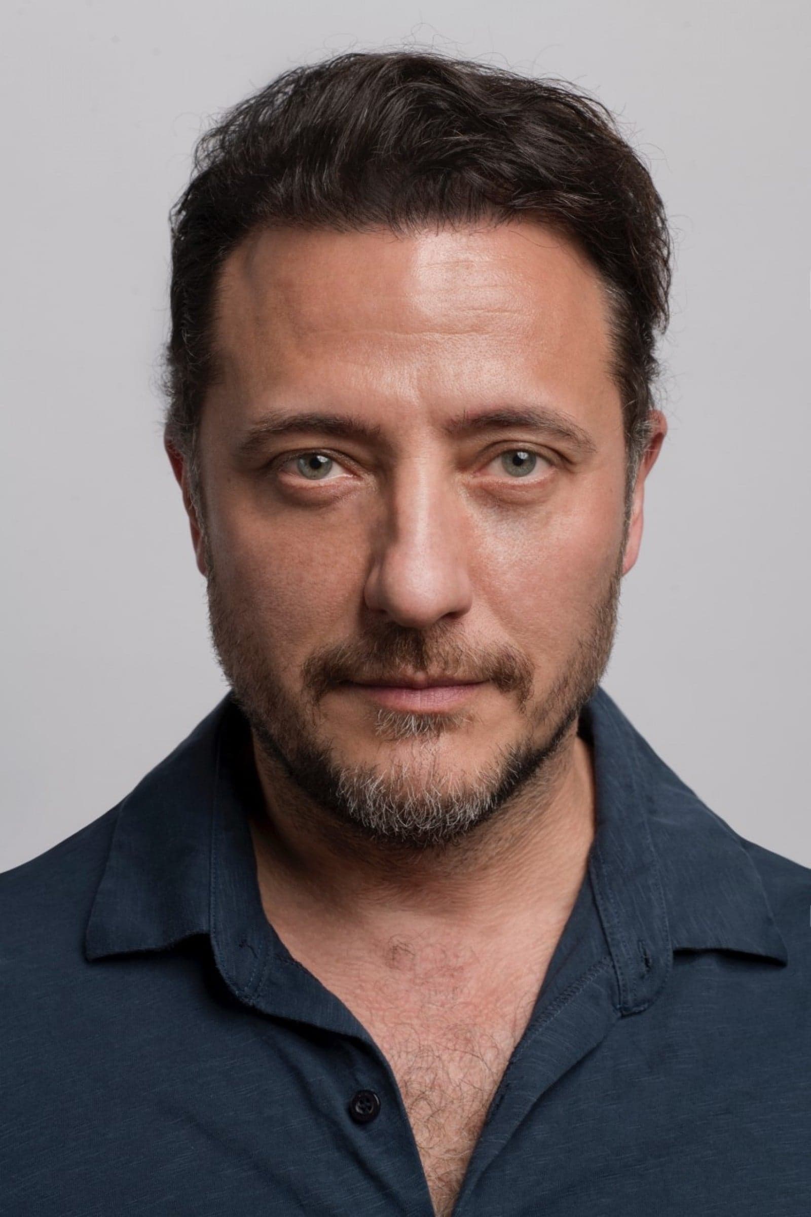 تصویر هنرمند Yiğit Özşener