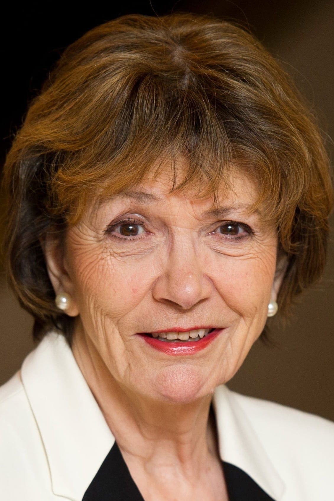 تصویر هنرمند Joan Bakewell