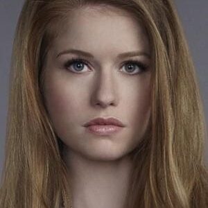 تصویر هنرمند Genevieve Angelson