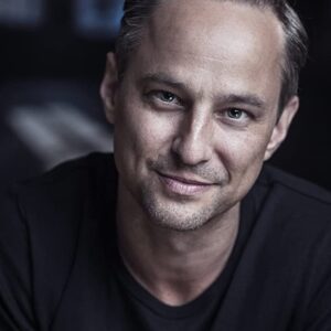 تصویر هنرمند Courtenay J. Stevens