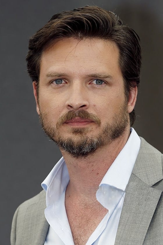 تصویر هنرمند Aden Young