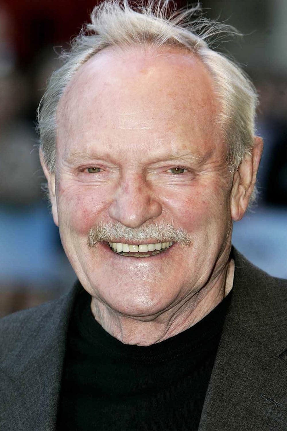 تصویر هنرمند Julian Glover