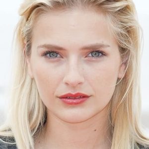 تصویر هنرمند Camille Razat