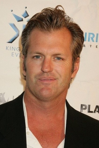 Photo of artist Dewey Weber