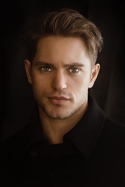 Photo of artist Louis Hunter