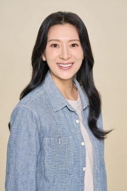 Photo of artist Yoon Hyun-gil