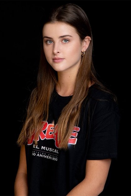 Photo of artist Mia Lardner