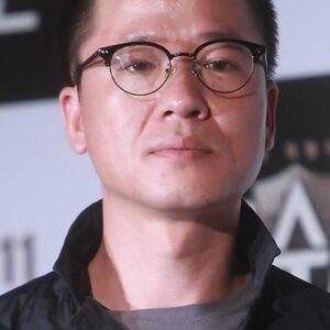 Photo of artist Hwang Byeong-gug