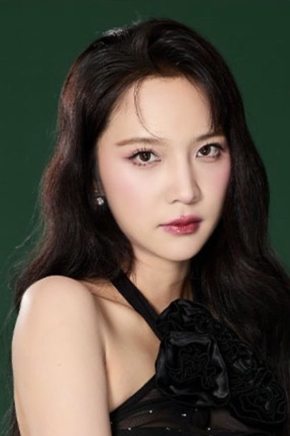 Photo of artist Ployshompoo Supasap