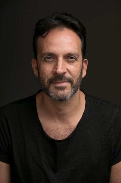 Photo of artist Antonio de la Vega