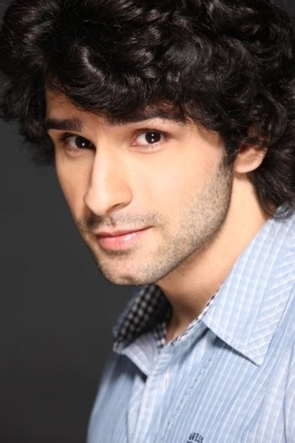 Photo of artist Girish Kumar
