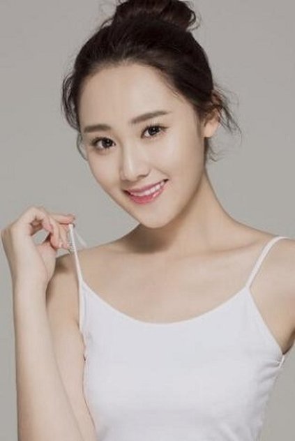 Photo of artist Rong Zixi
