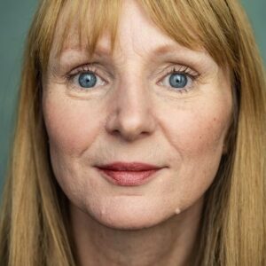 Photo of artist Joanne Dakin