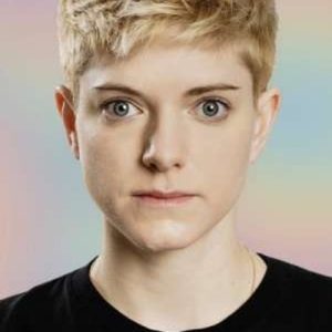 تصویر هنرمند Mae Martin