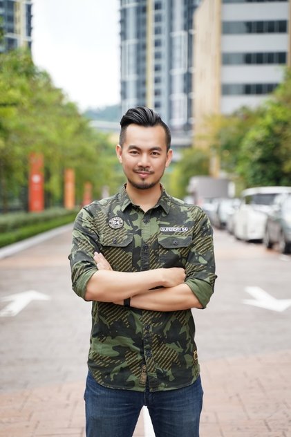 Photo of artist Jovi Heng
