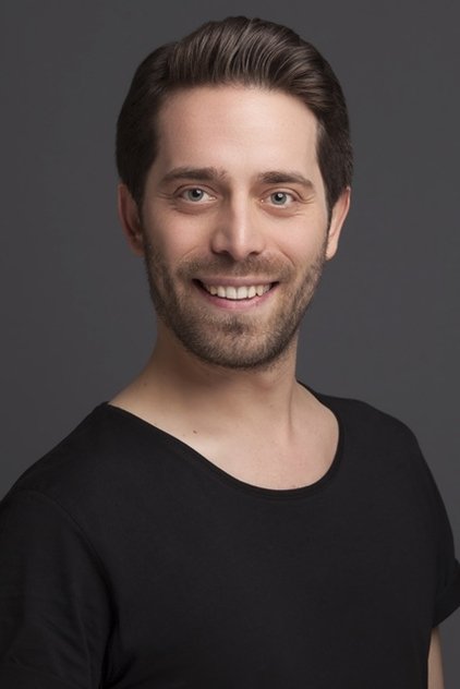 Photo of artist Murat Kapu