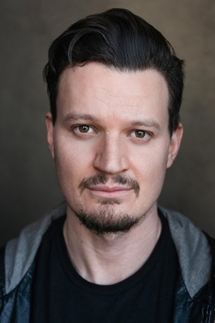 Photo of artist Sam Thackwell