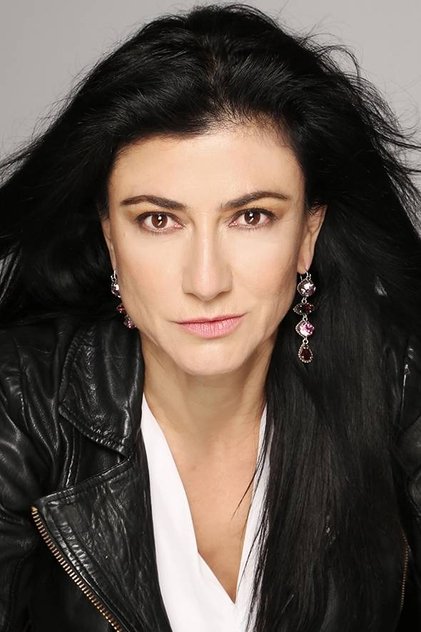 Photo of artist Leticia Huijara