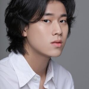 Photo of artist Lee Mu-jin